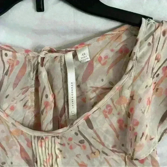 LC Lauren Conrad Pale Pink Ruffle Sleeve Blouse w/ Abstract Print Size XS - Picture 3 of 4